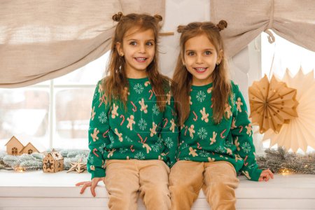 Foto de Dos hermanas lindas mirando anticipado antes de Navidad - Imagen libre de derechos