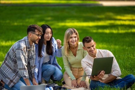 Foto de Juntos. Estudiantes estudiando juntos al aire libre en un césped verde - Imagen libre de derechos