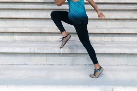 Téléchargez les photos : Faire de l'exercice. Gros plan d'un homme sautant dans les escaliers - en image libre de droit