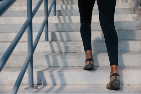 Foto de En las escaleras. Primer plano de las piernas del hombre en las escaleras - Imagen libre de derechos