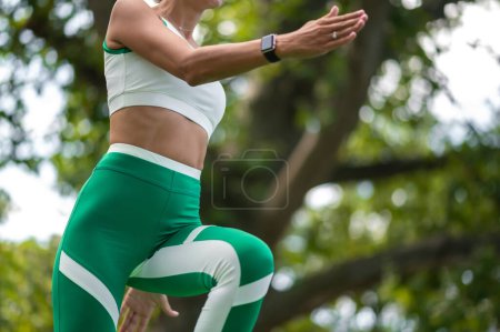 Téléchargez les photos : Entraînement. Gros plan d'une femme faisant de l'exercice dans le parc - en image libre de droit