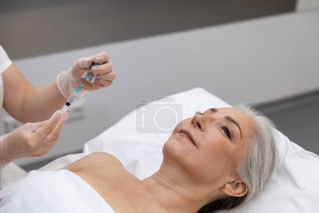 Foto de Procedimientos de belleza. Paciente femenina que recibe inyecciones de belleza en clínica de belleza - Imagen libre de derechos