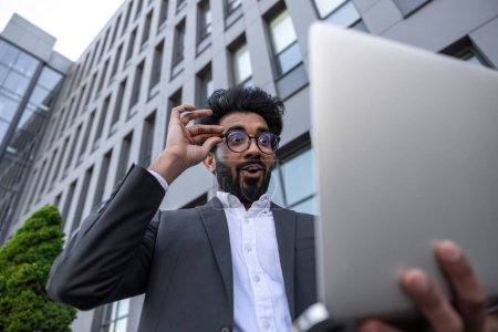 Téléchargez les photos : Jeune homme d'affaires en lunettes se sentant positif et joyeux - en image libre de droit