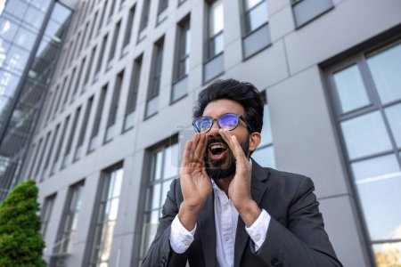 Foto de Cintura para arriba de un exitoso empresario hindú emocionado cerca del edificio de oficinas - Imagen libre de derechos