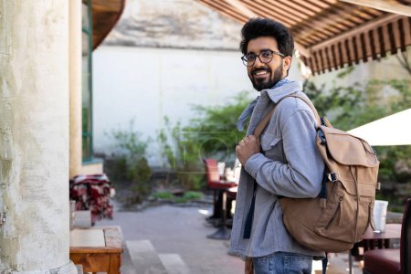 Téléchargez les photos : Touristique. Jeune hindou avec un sac à dos errant dans la ville - en image libre de droit
