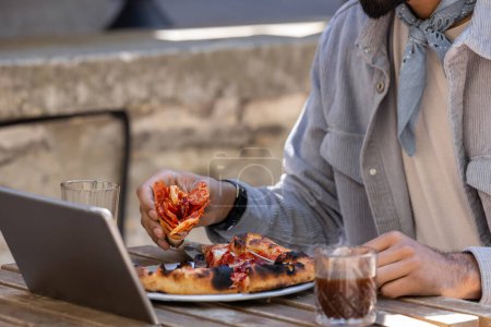 Foto de Hora de la pizza. Hombre en un café comiendo pizza en una pizzería - Imagen libre de derechos