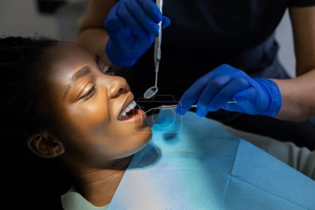 Unbekannter Zahnarzt untersucht Patientin in Zahnarztpraxis