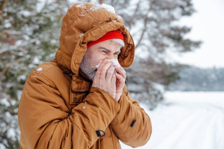 Téléchargez les photos : Malade et malade. Homme dans une forêt d'hiver, malade et malade - en image libre de droit