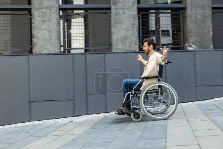 Téléchargez les photos : Je me sens excité. Jeune homme en fauteuil roulant se sentant libre et excité - en image libre de droit