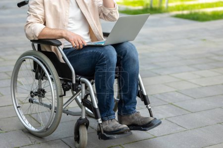 Téléchargez les photos : Invalidité. Gros plan d'un homme assis dans un fauteuil roulant - en image libre de droit