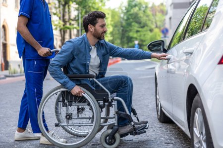 Foto de Coche para discapacitados. Hombre en silla de ruedas abriendo una puerta de coche - Imagen libre de derechos