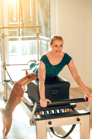 Téléchargez les photos : Moniteur femme en cours de yoga promouvoir un mode de vie sain et l'activité physique dans le studio Pilates. - en image libre de droit