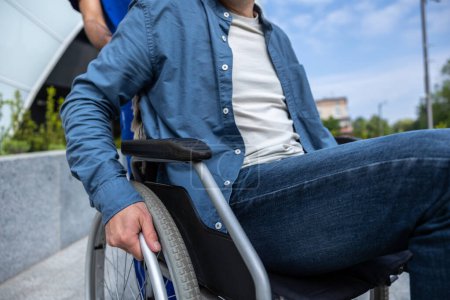 Téléchargez les photos : Homme handicapé. Gros plan d'un homme assis dans un fauteuil roulant - en image libre de droit