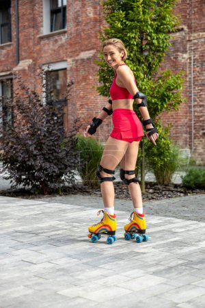 Téléchargez les photos : Femme passe du temps dehors avec des rollers - en image libre de droit