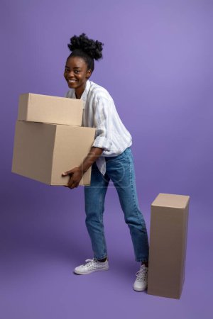 Téléchargez les photos : Fille avec des boîtes. afro-américaine aux cheveux bouclés fille avec des boîtes sur un fond violet - en image libre de droit