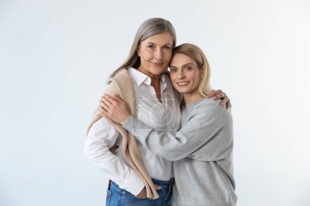 Téléchargez les photos : Mère et fille. Mère et fille debout ensemble sur un fond blanc - en image libre de droit