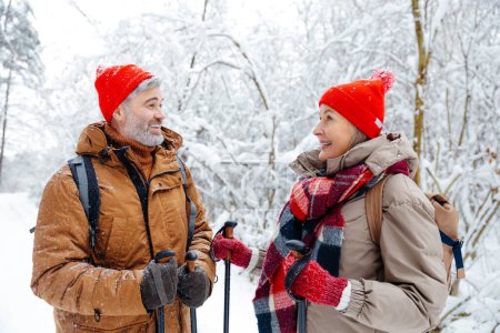 Téléchargez les photos : Promenade dans une forêt. Homme et femme se sentent excités et satisfaits lors d'une promenade hivernale - en image libre de droit