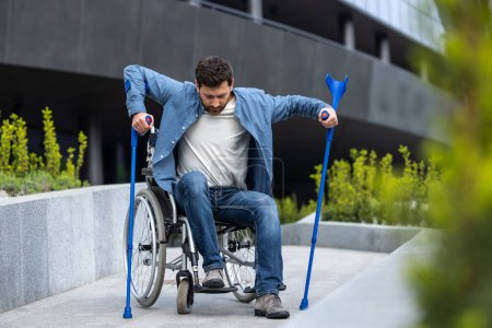 Foto de Rehabilitación. Joven hombre discapacitado en silla de ruedas - Imagen libre de derechos