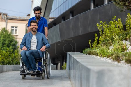 Téléchargez les photos : Marche en fauteuil roulant. Infirmier portant un fauteuil roulant avec un patient masculin - en image libre de droit