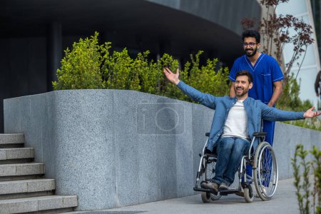 Téléchargez les photos : Bonne journée. Jeune homme en fauteuil roulant regardant heureux et sorti - en image libre de droit