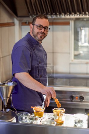 Téléchargez les photos : Préparation d'un cocktail de crevettes bio frais avec sauce dans la cuisine du restaurant - en image libre de droit