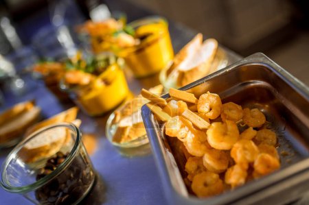 Téléchargez les photos : Bol aux crevettes en sauce sucrée avec baguettes au restaurant - en image libre de droit