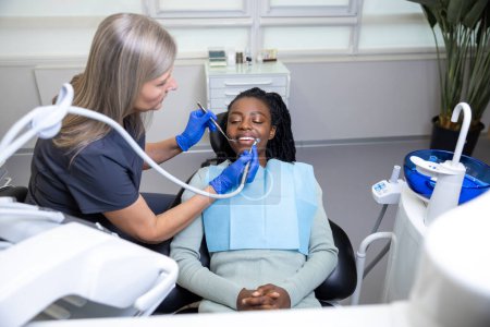 Téléchargez les photos : La patiente a des maux de dents dans son cabinet dentaire - en image libre de droit