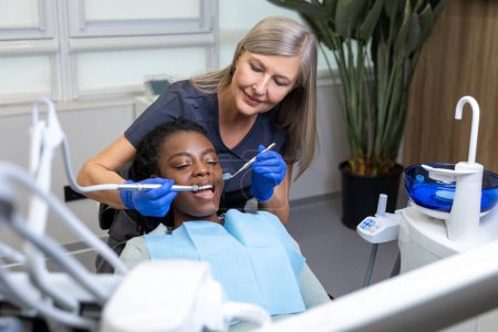 Téléchargez les photos : Patiente recevant un traitement dentaire dans un centre médical - en image libre de droit