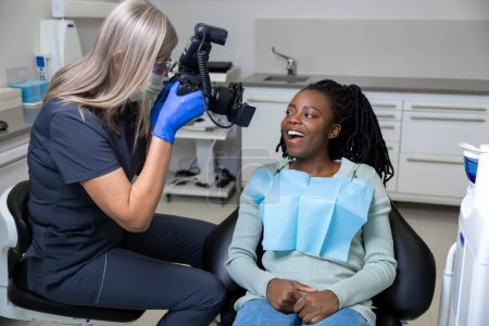 Téléchargez les photos : Dentiste faire des dents photo après un traitement oral dans une clinique professionnelle - en image libre de droit