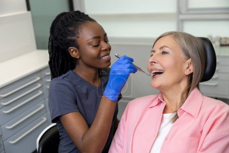 Téléchargez les photos : Femme ayant des dents examinées à la clinique des dentistes - en image libre de droit