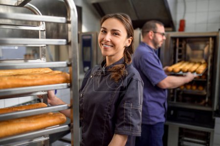 Téléchargez les photos : Production de baguettes françaises à l'usine de boulangerie commerciale - en image libre de droit
