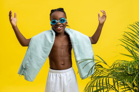 Foto de Hora de verano. Niño de piel oscura sobre fondo amarillo, emocionado y contento - Imagen libre de derechos