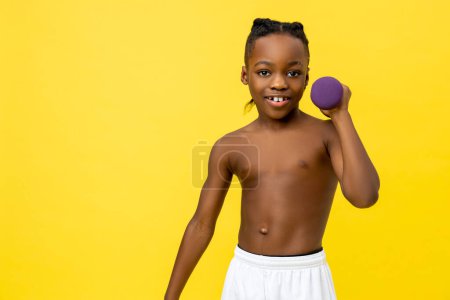 Foto de Entrenamiento. Lindo chico de piel oscura con un entrenamiento con pesas - Imagen libre de derechos