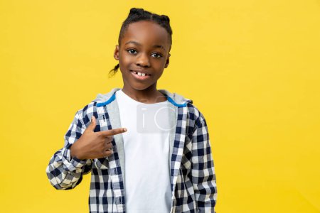 Foto de Chico feliz. Sonriente afroamericano chico en camisa a cuadros buscando feliz - Imagen libre de derechos