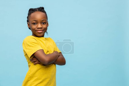 Téléchargez les photos : Un garçon excité. Africain américain garçon en chemise jaune regardant excité - en image libre de droit