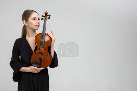Foto de Violista profesional tocando instrumento musical aislado sobre fondo blanco, espacio para copiar - Imagen libre de derechos