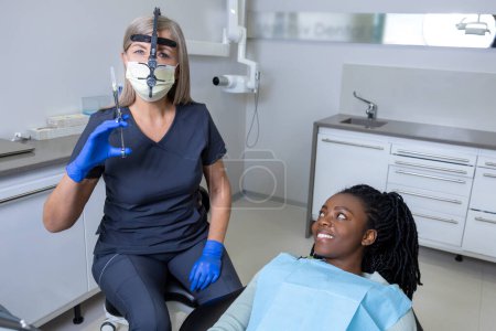 Téléchargez les photos : Anesthésique. Dentiste féminine faisant une injection anesthésique avant le traitement dentaire - en image libre de droit