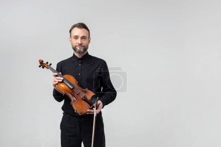 Téléchargez les photos : Homme barbu violoniste se produisant sur concert isolé sur fond blanc, espace de copie - en image libre de droit