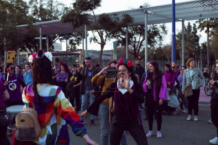 Téléchargez les photos : Batucada jeunes et modernes femmes artistes jouant de la musique dans la marche de protestation 8M - en image libre de droit
