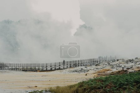 Téléchargez les photos : La beauté du cratère de Sikidang et la ligne de quai à Kawah Sikidang, Dieng - en image libre de droit