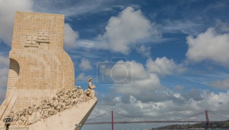 Foto de The "Padro dos Descobrimentos" monument (which translates to "Pattern of Discoveries") on the bank of the river Tagus in Lisbon, Portugal - Imagen libre de derechos