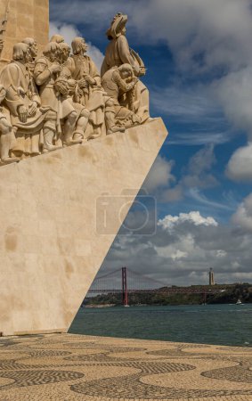 Foto de The "Padro dos Descobrimentos" monument (which translates to "Pattern of Discoveries") on the bank of the river Tagus in Lisbon, Portugal - Imagen libre de derechos