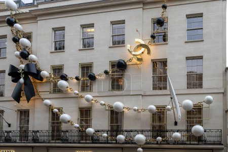 Téléchargez les photos : Londres, Royaume-Uni - 20 Décembre 2022, Vue de la façade de Coco Chanel avec décoration de Noël - en image libre de droit