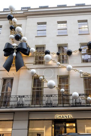 Téléchargez les photos : Londres, Royaume-Uni - 20 Décembre 2022, Vue de la façade de Coco Chanel avec décoration de Noël - en image libre de droit