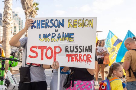 Foto de Tel Aviv, Israel - 20 de marzo de 2022, Protesta contra la agresión rusa en Ucrania. Póster - Kherson es una región de Ucrania. Alto al terror ruso - Imagen libre de derechos