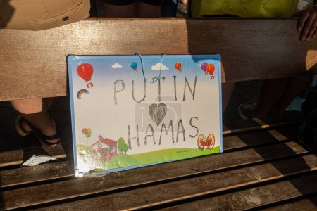 Foto de Tel Aviv, Israel - 20 de marzo de 2022, Protesta contra la agresión rusa en Ucrania. Putin es Hamas - Imagen libre de derechos
