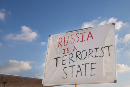 Foto de Tel Aviv, Israel - 20 de marzo de 2022, Protesta contra la agresión rusa en Ucrania. Un hombre y una mujer con un cartel: Rusia es un estado terrorista. Hoy Rusia bombardeó Vinnitsa - Imagen libre de derechos