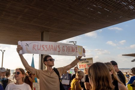 Foto de Tel Aviv, Israel - 20 de marzo de 2022, Protesta contra la agresión rusa en Ucrania. Hombre sosteniendo un cartel - los rusos se van a casa - Imagen libre de derechos