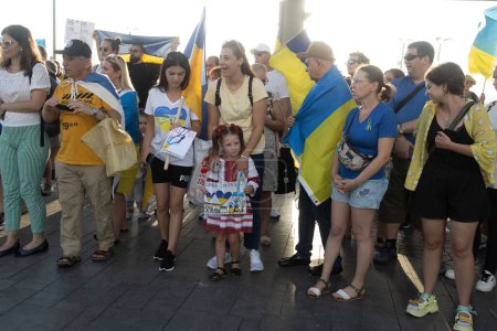 Foto de Tel Aviv, Israel - 20 de marzo de 2022, Protesta contra la agresión rusa en Ucrania. Una niña en vestido nacional ucraniano sostiene un cartel con la inscripción Gloria a Ucrania - Imagen libre de derechos
