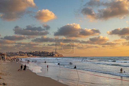 Foto de Tel-Aviv, Israel - 20.07.2022, Vista costera de la antigua ciudad de Yafo o Jaffanear Tel Aviv, Israel. Paisaje urbano en la hora del atardecer con nubes en el cielo. - Imagen libre de derechos